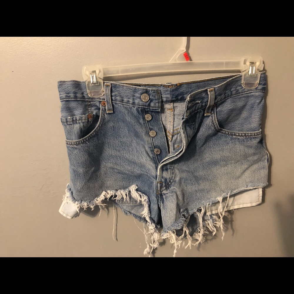 Levi’s distresses shorts